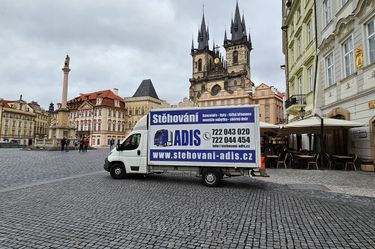 Ukázka stěhování v pražské ulici